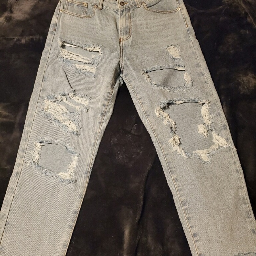 High rise boyfriend distressed jeans by Nasty Gal